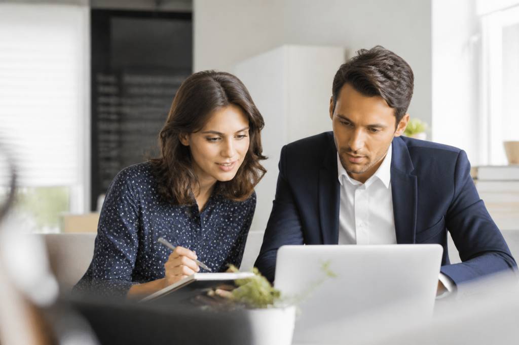 Adjointe au directeur : missions, compétences et évolution de carrière