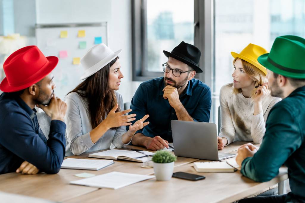 Les chapeaux de Bono : un outil de management d’équipe pour stimuler la créativité et la décision stratégique